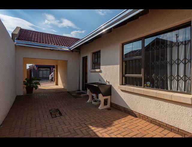3 BEDROOM FREEHOLD SOLD IN PROTEA NORTH